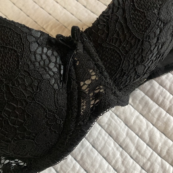 TAHARI 38C black wired padded cup bra in great barely worn preowned condition - Picture 11 of 16